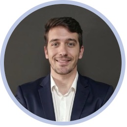 Retrato de John Gaino, Administrador · Pós-graduado em Economia · CGA